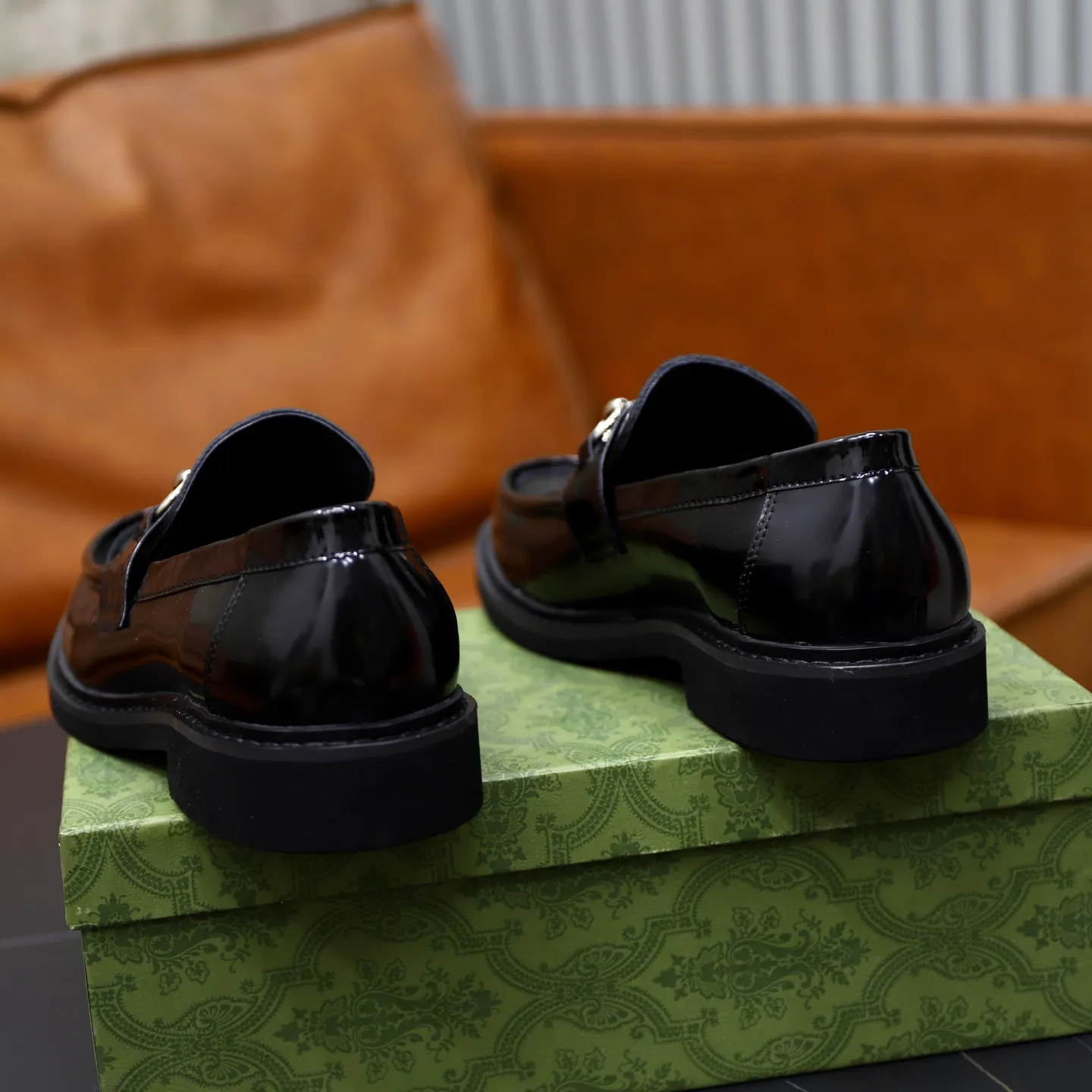 Ex-factory price: 540💰🙅‍♂️🙅‍♂️🙅‍♂️ Brand: GUCCI Standard code: Men's code 38-44 (45 can be customized) Grade: Same style as the official website Original order quality Material: Original cowhide surface Comfortable cowhide lining Original outsole Style category: Men's fashionable casual leather shoes Distinguished big-name luxury elements Top luxury Color: actual picture color